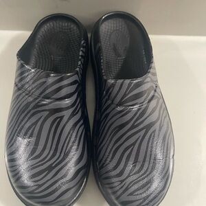 OOFOS Zebra Print Black and Gray Mules